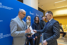 Zwycięzcy z przedstawicielami władz uczelni,