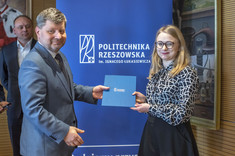 Od lewej: prof. P. Koszelnik, absolwentka Wydziału Matematyki i Fizyki Stosowanej Anna Kosiorowska, 