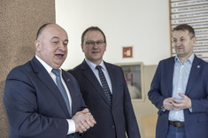 Od lewej: G. Buchała, prof. PRz P. Bogusz, mgr inż. A. Sowa,