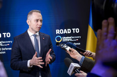 Sekretarz stanu w Ministerstwie Obrony Narodowej C. Tomczyk,