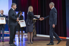 Od lewej: rektor prof. P. Koszelnik, podkarpacki kurator oświaty D. Nowak-Maluchnik, dyrektor S. Sieńko,